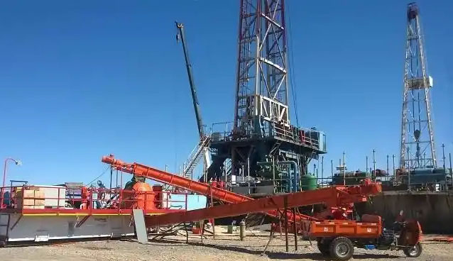 Drilling mud is processed while drilling and centrally without falling to the ground